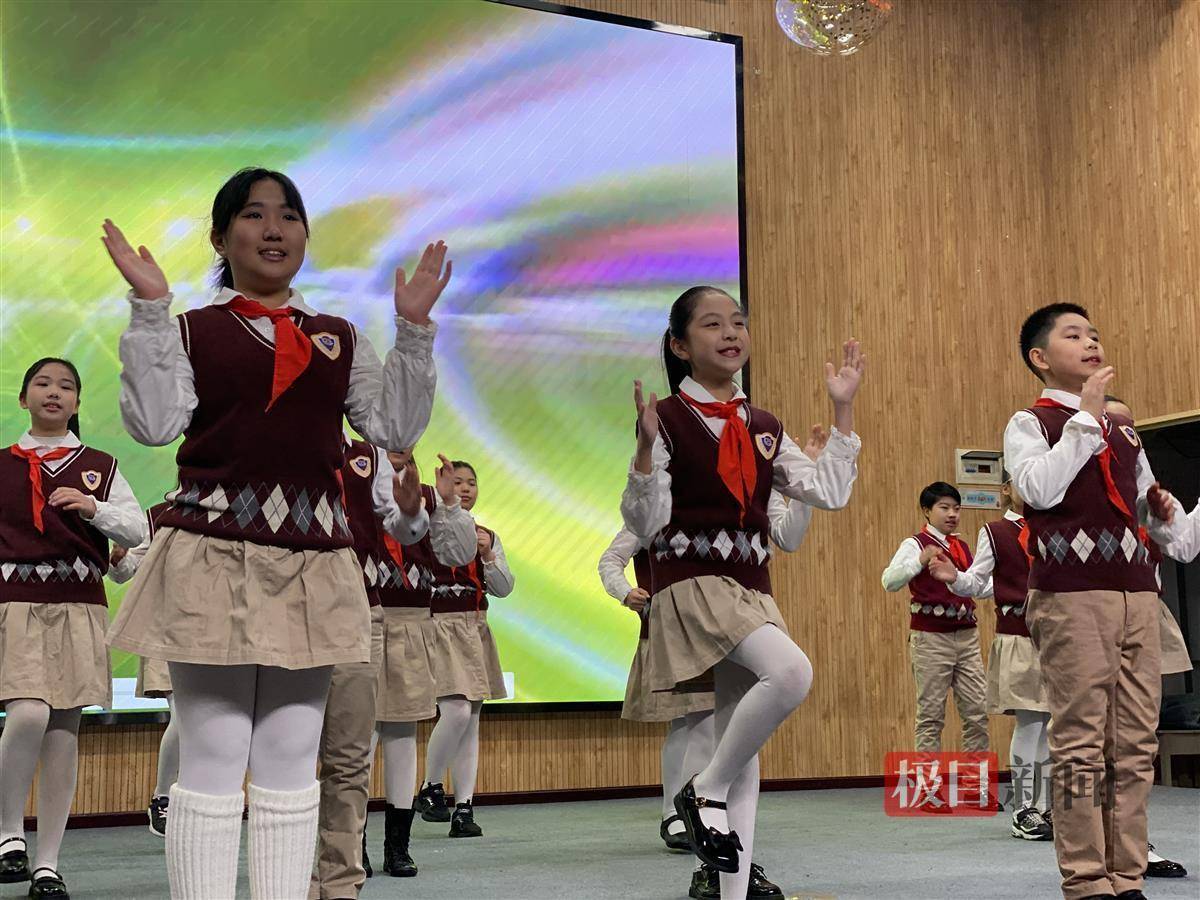 "小学生表演短剧进行科普_师生_龙的_少年