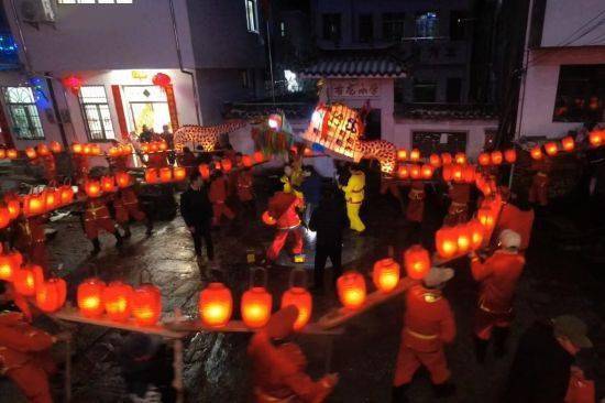 休宁县:龙腾状元城 起舞闹元宵_村民_活动_板凳