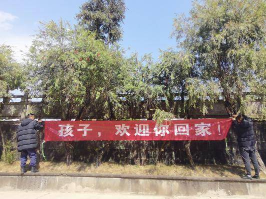 莺歌新燕的春光,荷花中学的老师们在校内悬挂温馨标语迎接孩子们回家