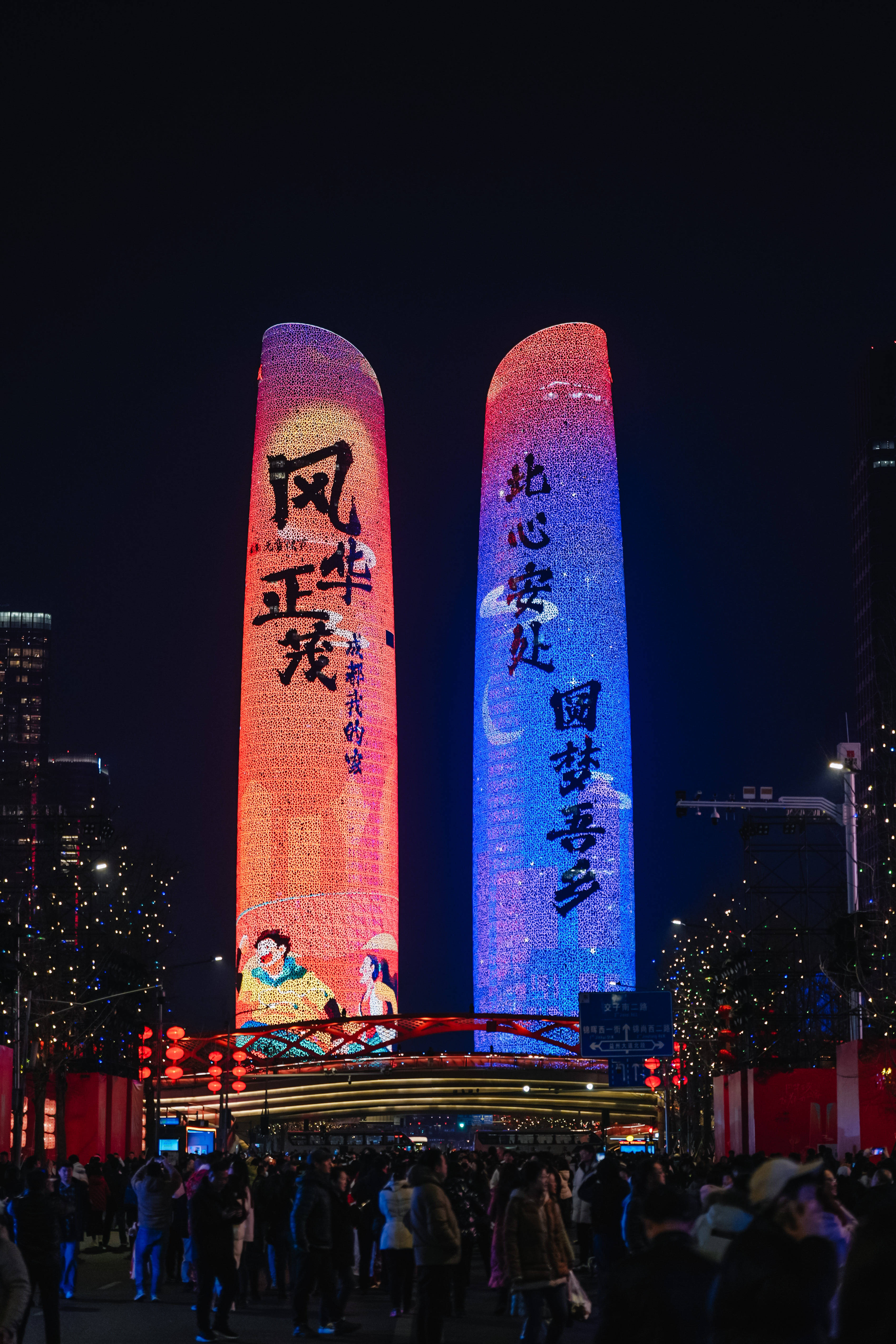 看汉服巡游逛市集,赏双塔光影秀!