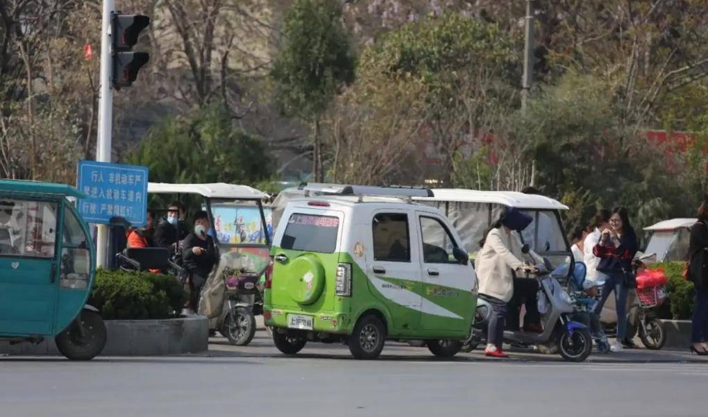 根据此前云南丽江公安发布的《关于加强违规电动三轮,四轮车管理的