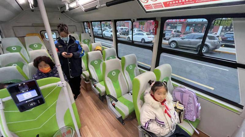 6米通学公交小车开进"窄马路"_运营_道路_培训