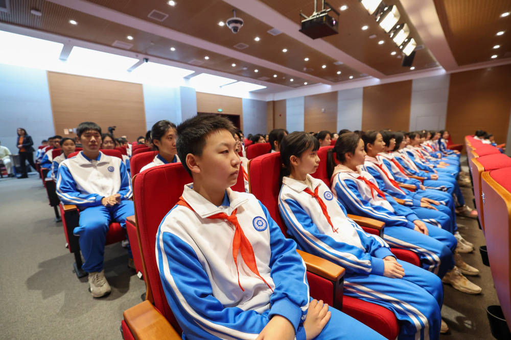 国防教育进校园 上好开学第一课_天津市_第四中学_新华社