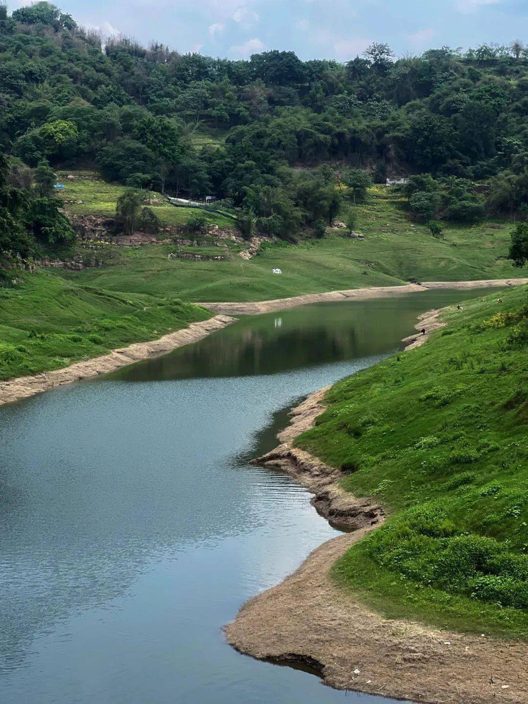 导航到小溪公交车站,到了后往前走看见白涛和平安桥的提示牌后,右转