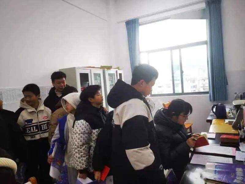 郴州市各中小学幼儿园迎来春季开学_祝福_校园_教室