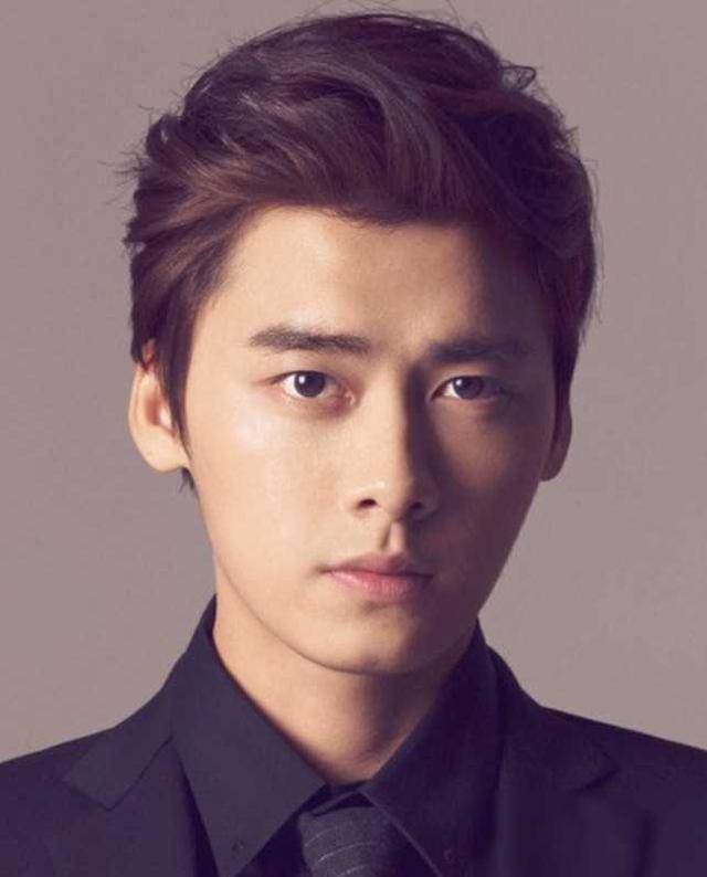 回首李易峰的娱乐生涯,他曾是无数人心目中的偶像男神.