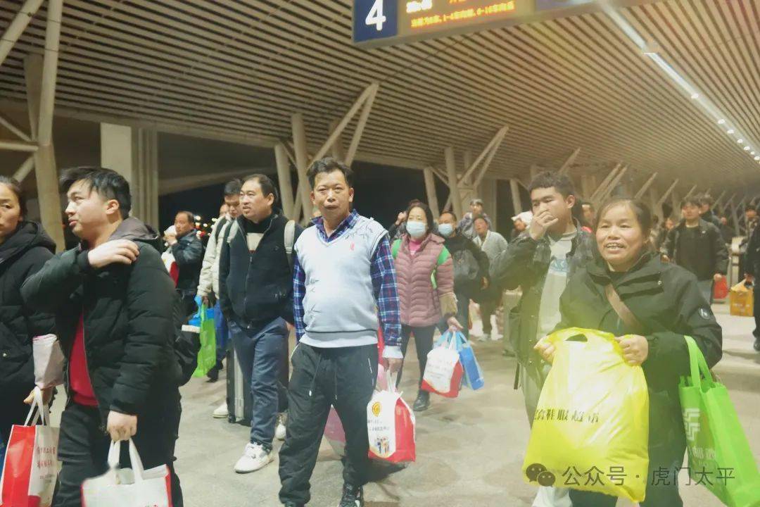 昨晚,g2137次列车准时停靠在虎门站月台,手拿"暖心礼包"的铜仁务工