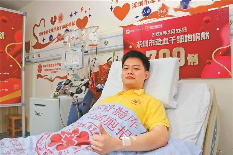 小康在采集室里捐献造血干细胞.