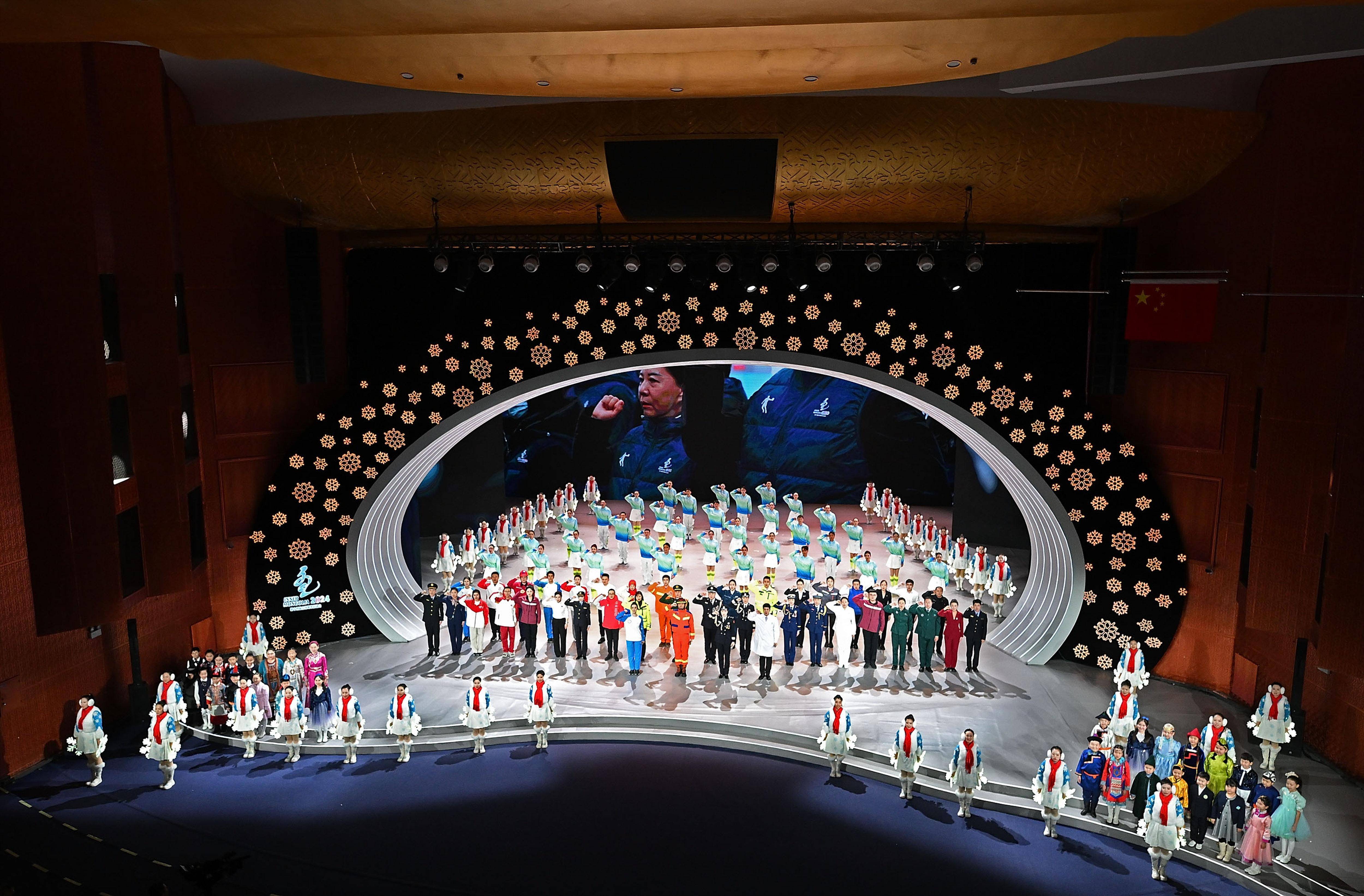 新华社记者 李博 摄2月27日,演员在闭幕式上表演.