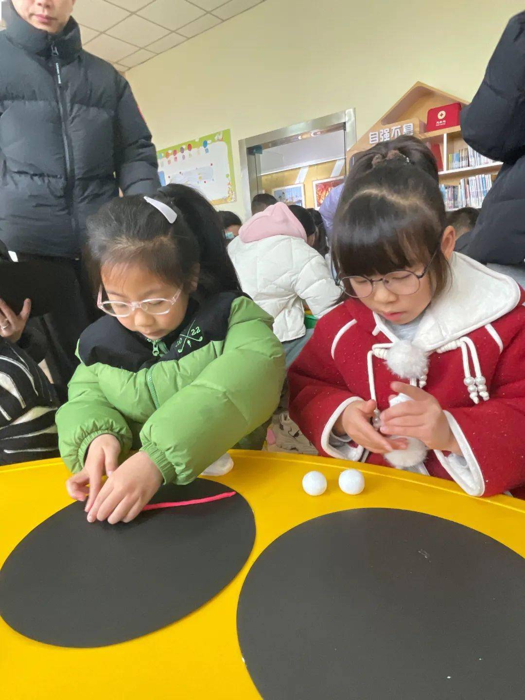 亲子互动游戏:泡泡糖,呼啦圈作战,手脚并用;1.