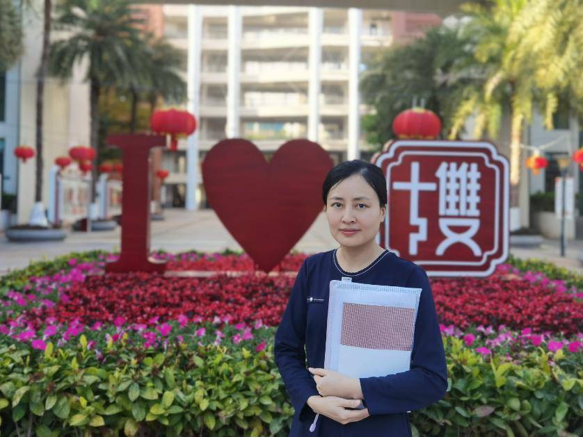 佘晓敏厦门双十中学教务处主任,先后荣获厦门市优秀教师,厦门市骨干