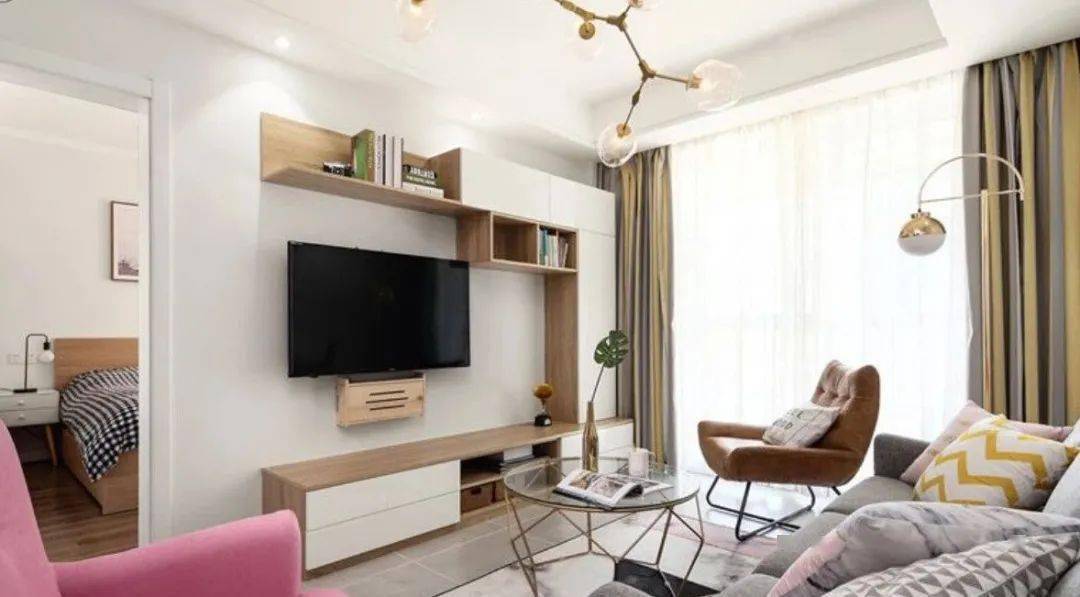 电视墙的设计不必过于繁琐,简约的吊柜便能满足储物需求,同时提升室内