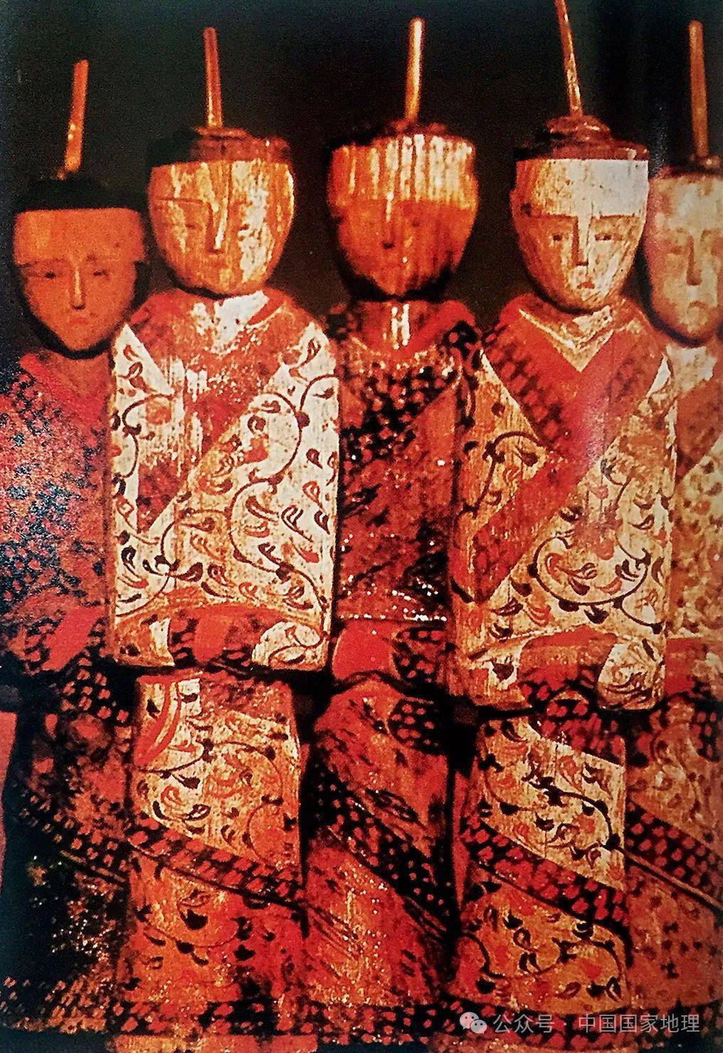 中国最早的连衣裙深衣陶俑是甘肃玉门出土的新石器时期的彩陶,从细节