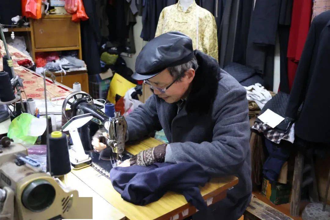 "裁缝店的常客陈阿婆仔细看了一圈修补好的衣服,高兴地说道.