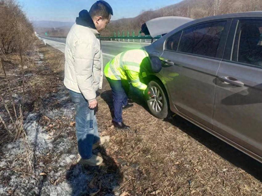 车行高速遇爆胎 延吉路巡员解忧获赞_轮胎_警示_驾驶员