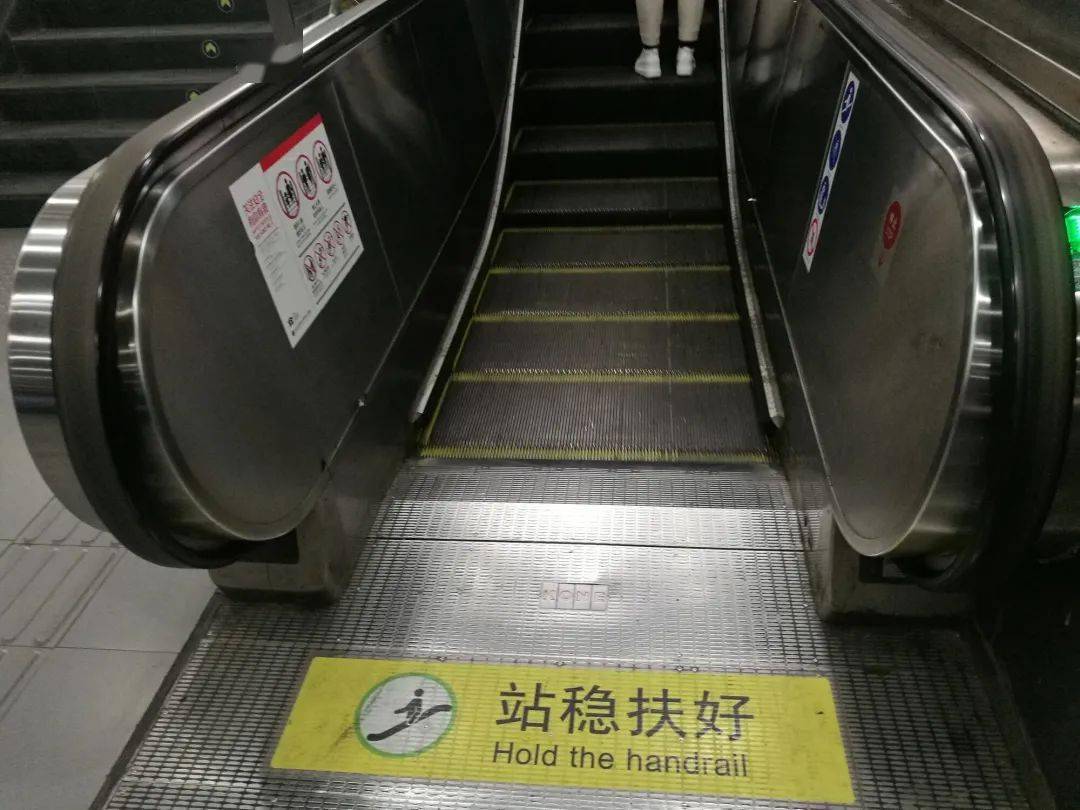 北京地铁惊险瞬间,幸好有一群热心的北京人_扶梯_王阳_乘客