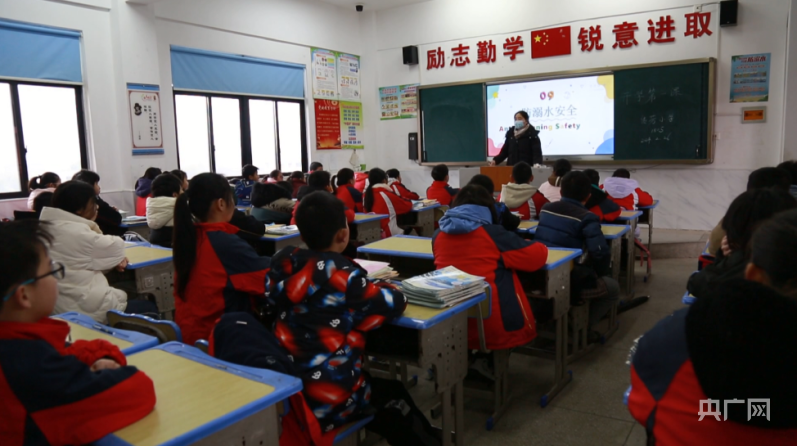 老师在给学生们上安全教育课(央广网发 周艳梅 供图)走进冷水滩区传芳