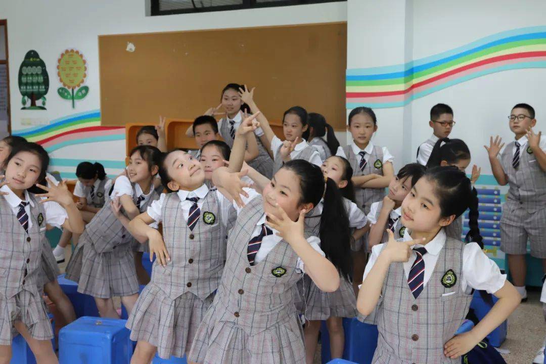 滑动查看更多九亭第二小学新苗合唱团九亭第二小学新苗合唱团组建于