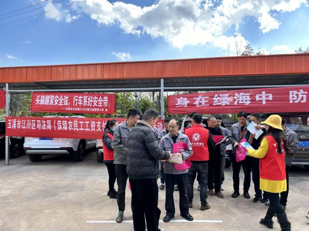 工作人员现场接待农民工咨询,在江川区总工会和云南川和律师事务所
