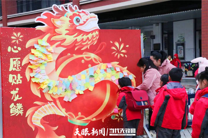 看红花岗开学第一天的"龘"开方式_遵义市_校园_学期