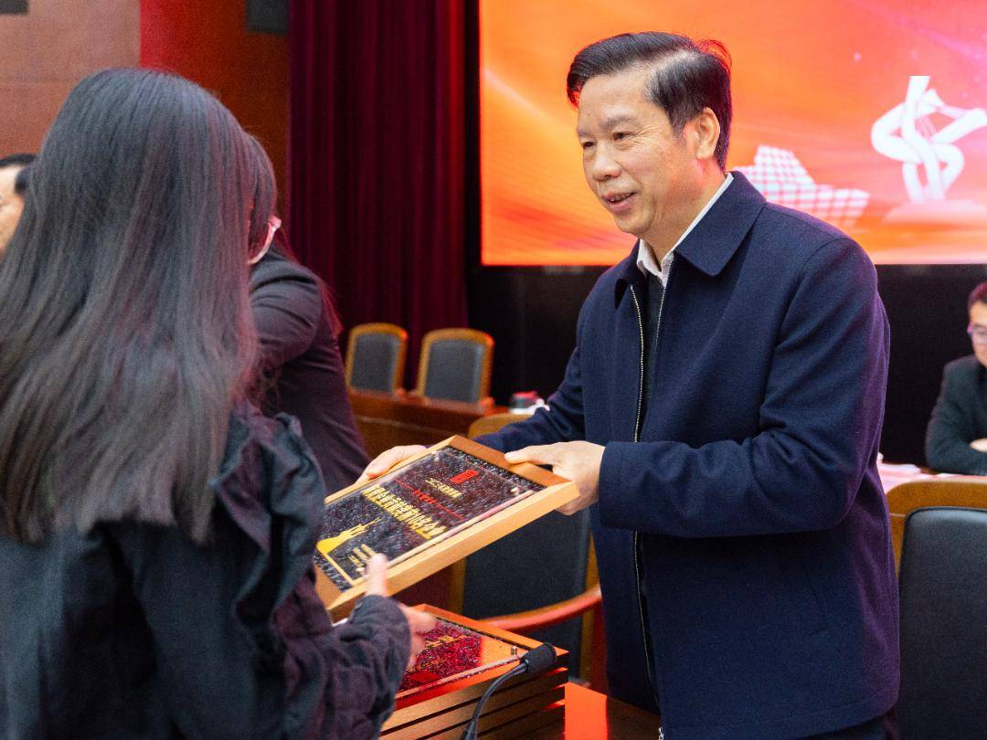会上,叶锦锐,沈志攀等与会镇领导为2023年贡献突出的先进企业及先进
