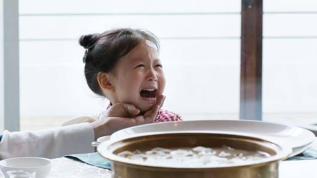 那个""老实一会儿""真是不懂事"……姥姥和姥爷当然是很疼爱孩子的,可