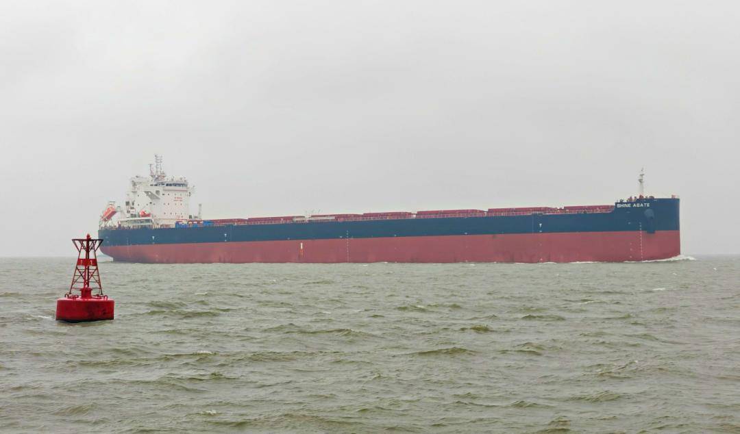 长江扬州段龙年首艘超大型散货船安全出江试航_保障_海事_船舶