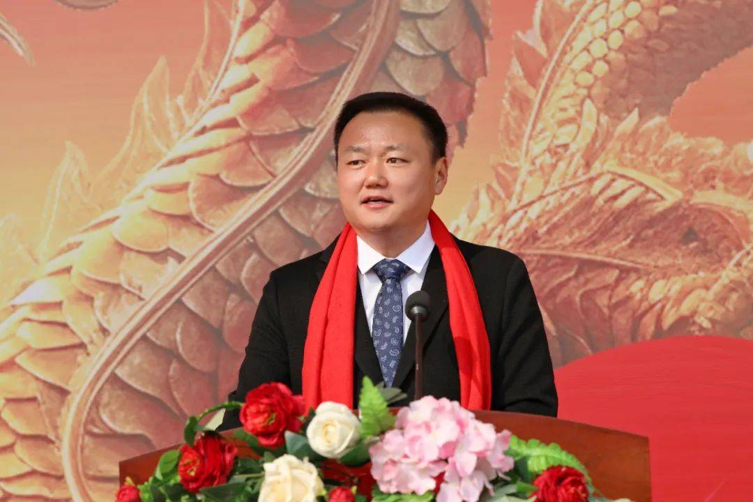 沧海横流,千磨万击还坚劲;乱云飞渡,无限风光在险峰.