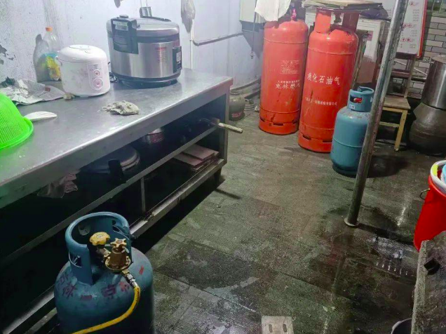 严禁超量储存液化石油气七看橱柜是否为密闭空间以及钢瓶周围有无堆放