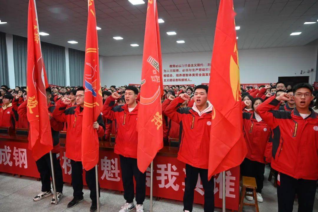 峰峰二中英魁报告厅……"我要报考中国医科大学"中国人民解放军陆军