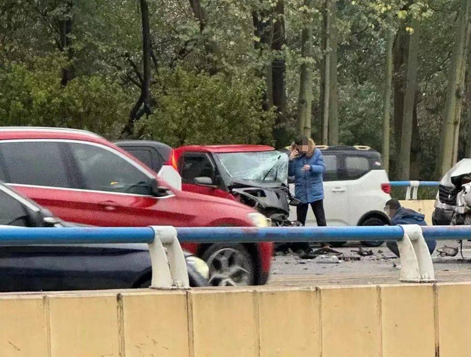 网友爆料:潭中立交桥发生交通事故,下班高峰期堵车近