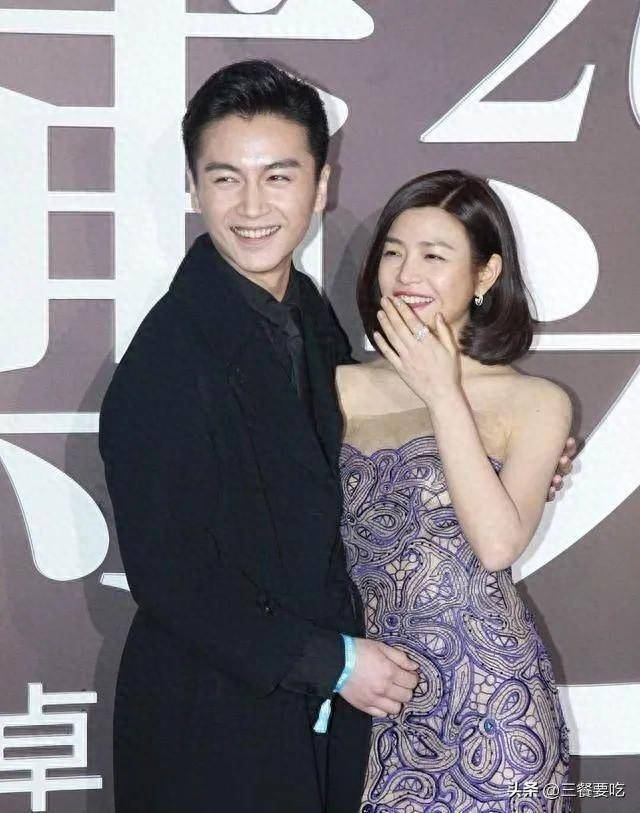 陈妍希罕见与老公陈晓亮相,穿抹胸裙像女王,小4岁的他像小跟班