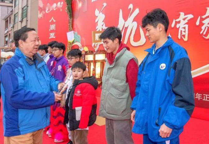 黄教授为宫灯开光并祈福钟汶达     钟沛言     钟泽华    钟伟文钟