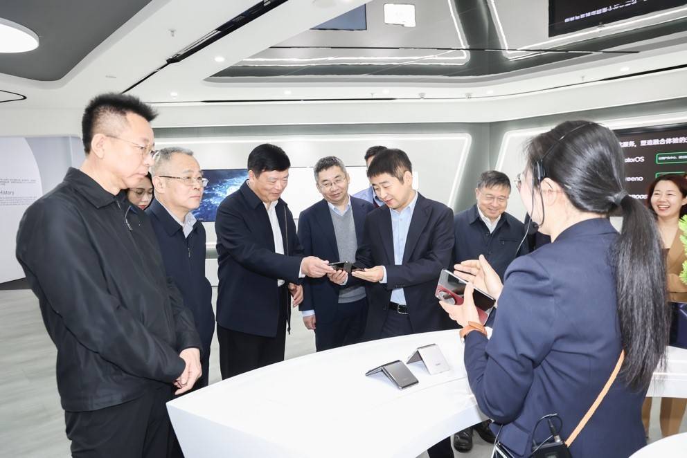 oppo高级副总裁段要辉,oppo品牌部部长刘玲,oppo a i中心产品总监张峻