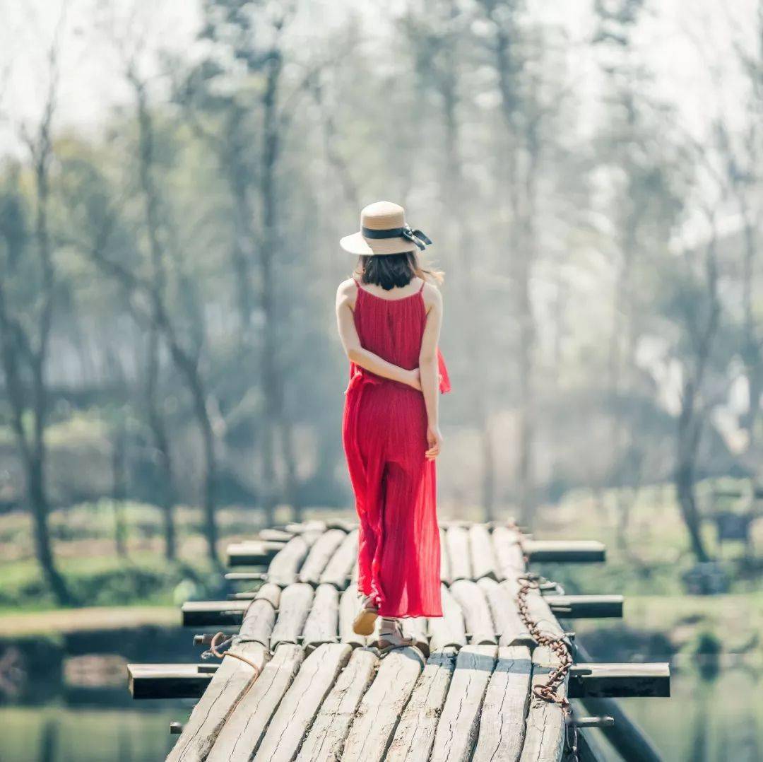 背影杀手要位于画面中心的点简单来说就是或者有一定的纵深感但这种