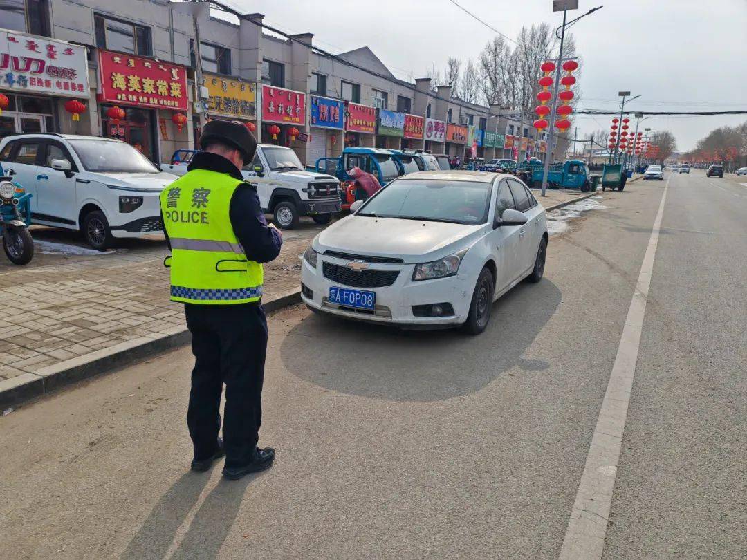 对s102省道19公里部分乱停乱放车辆进行曝光_交管_影响_阻碍交通