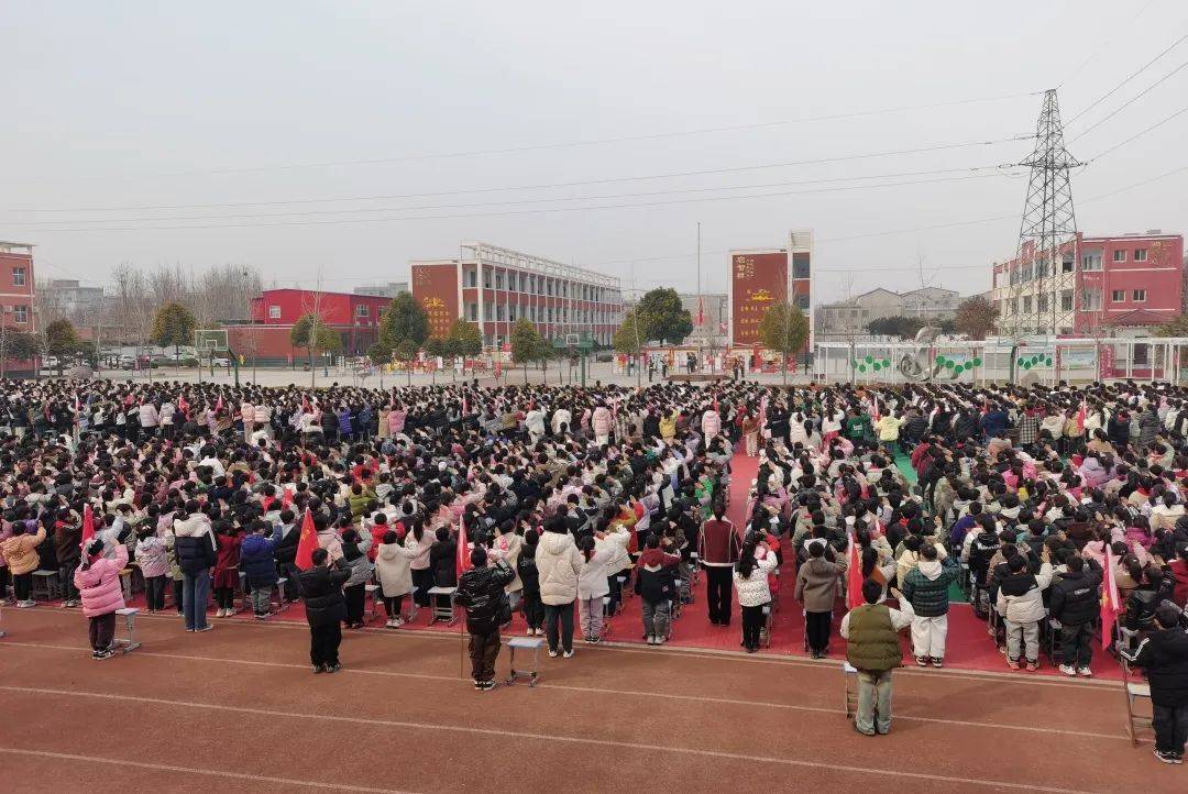 武陟县龙泉小学举行春季开学典礼暨表彰大会