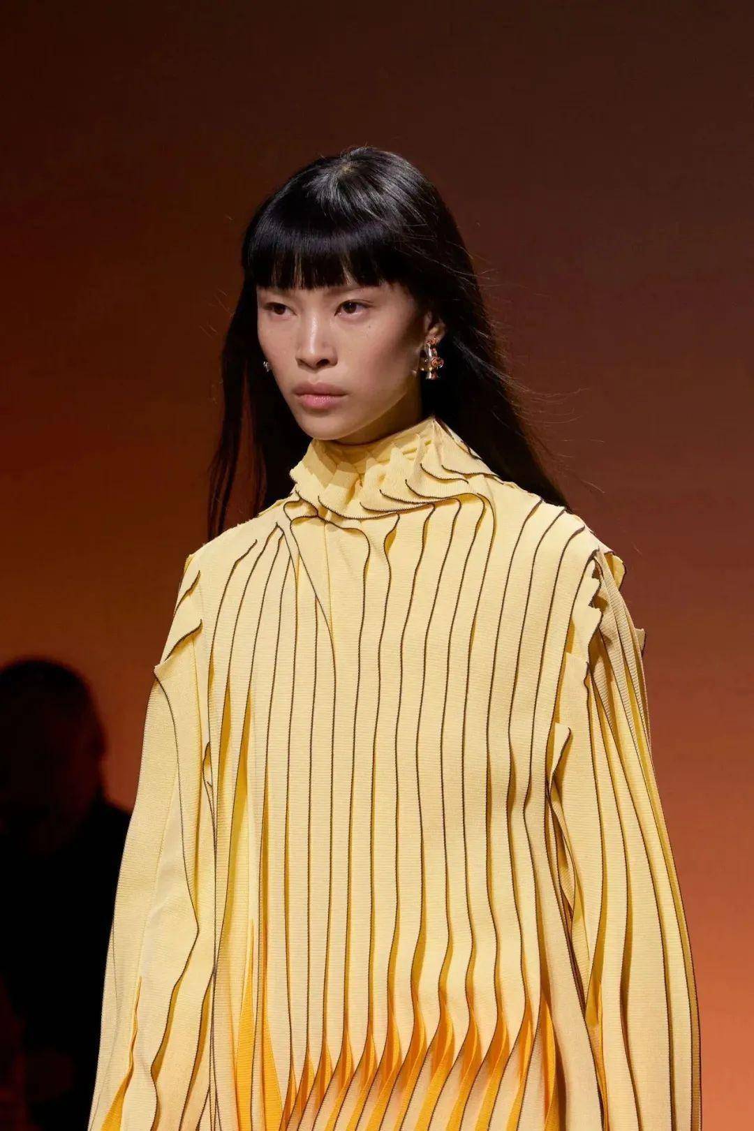 如何策划一场时装秀|bottega veneta在一场秀中完成