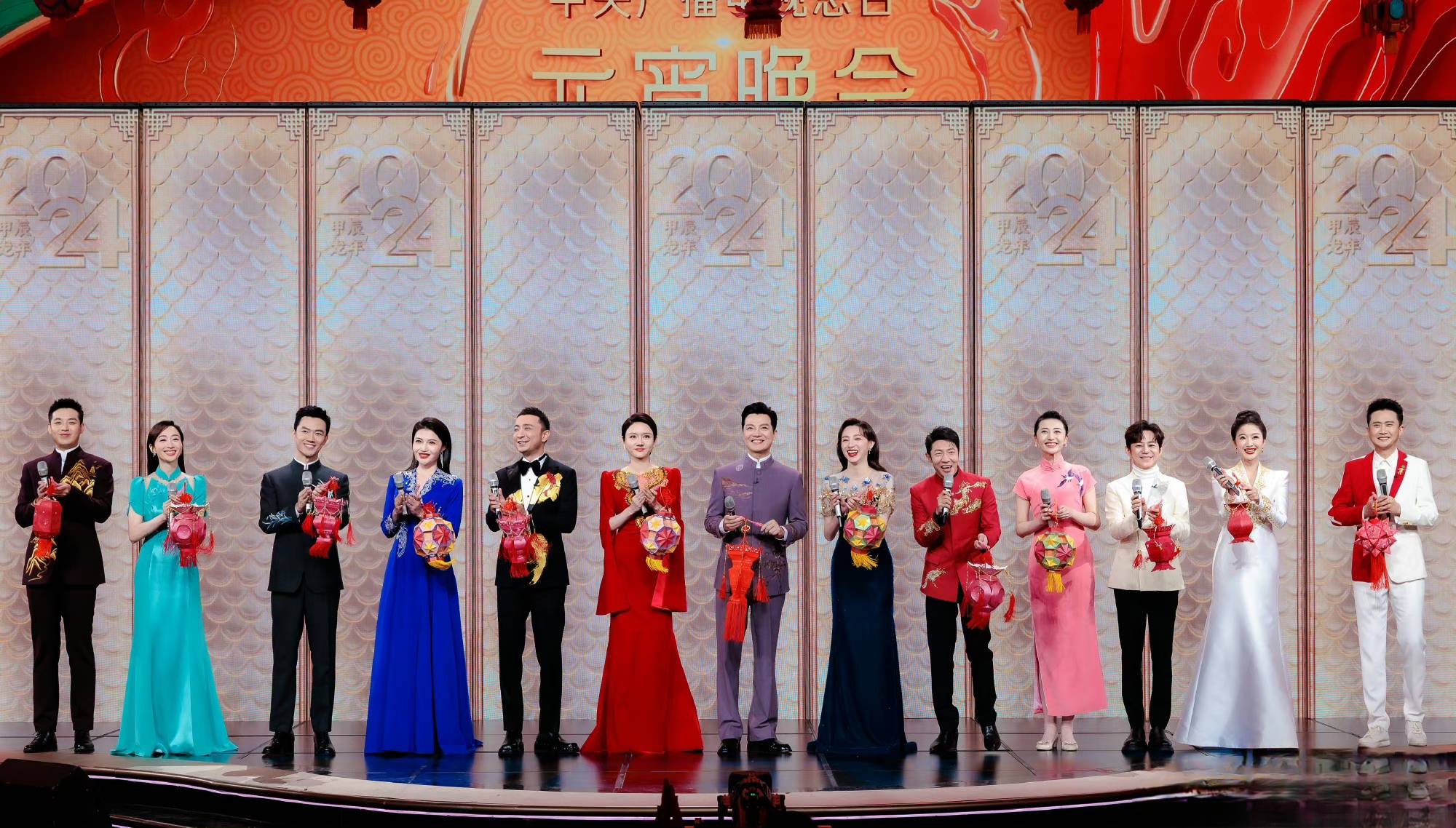 央视元宵晚会主持阵容阴盛阳衰,女生个个年轻漂亮,男