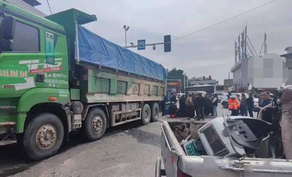 泉州突发车祸!土方车与电动车相撞,一女子不幸身亡!