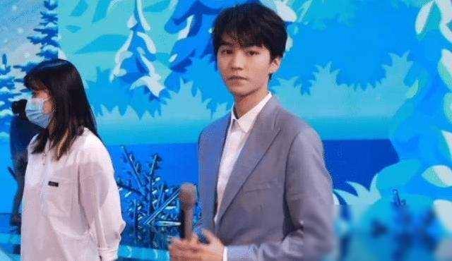 王俊凯等关晓彤彩排,迟到也不生气,小凯主动打招呼,生图也是巴_娱乐