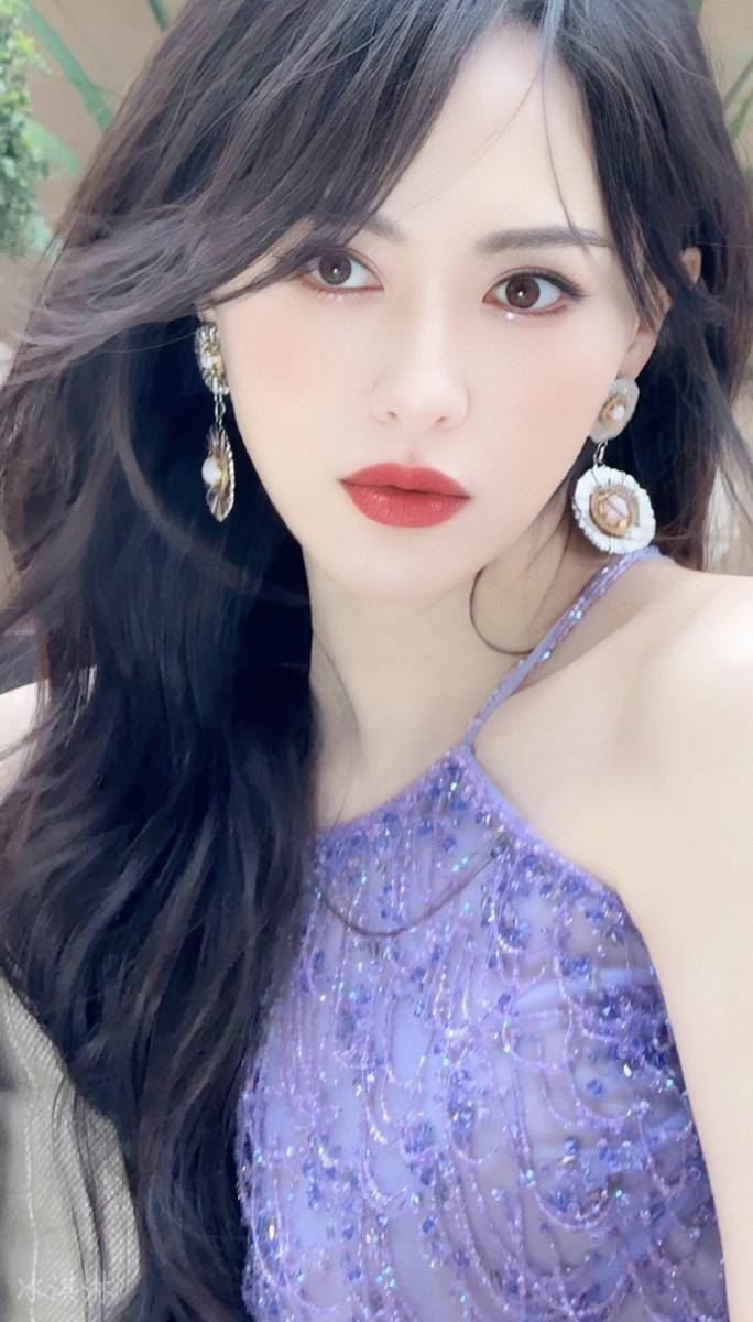 唐嫣身穿紫色吊带小礼裙 长发飘飘一眼惊艳_连体_工装_繁花