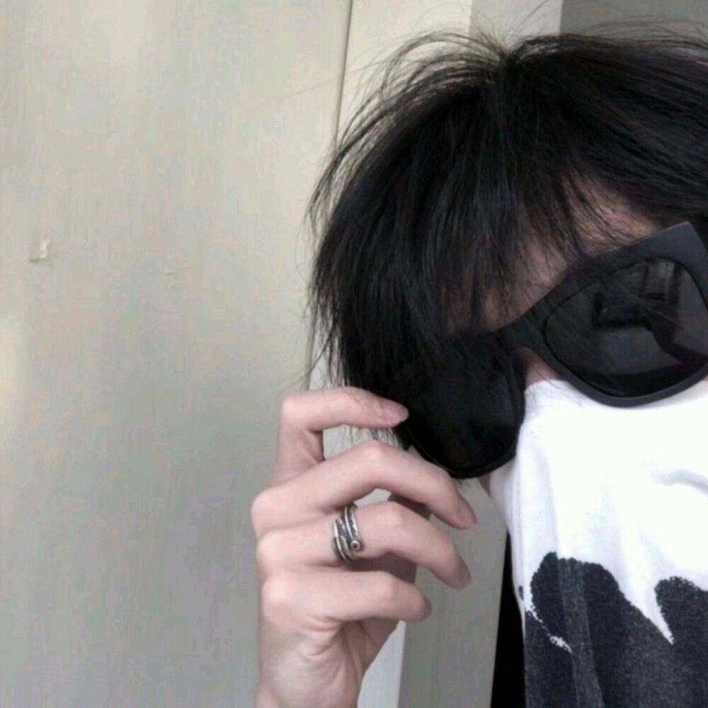 单人头像信任就像一张纸皱了即使抚平也恢复不了原样了