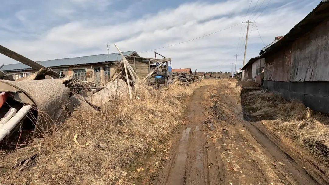 阿成:鸭舌帽_小镇_镇上_大学生