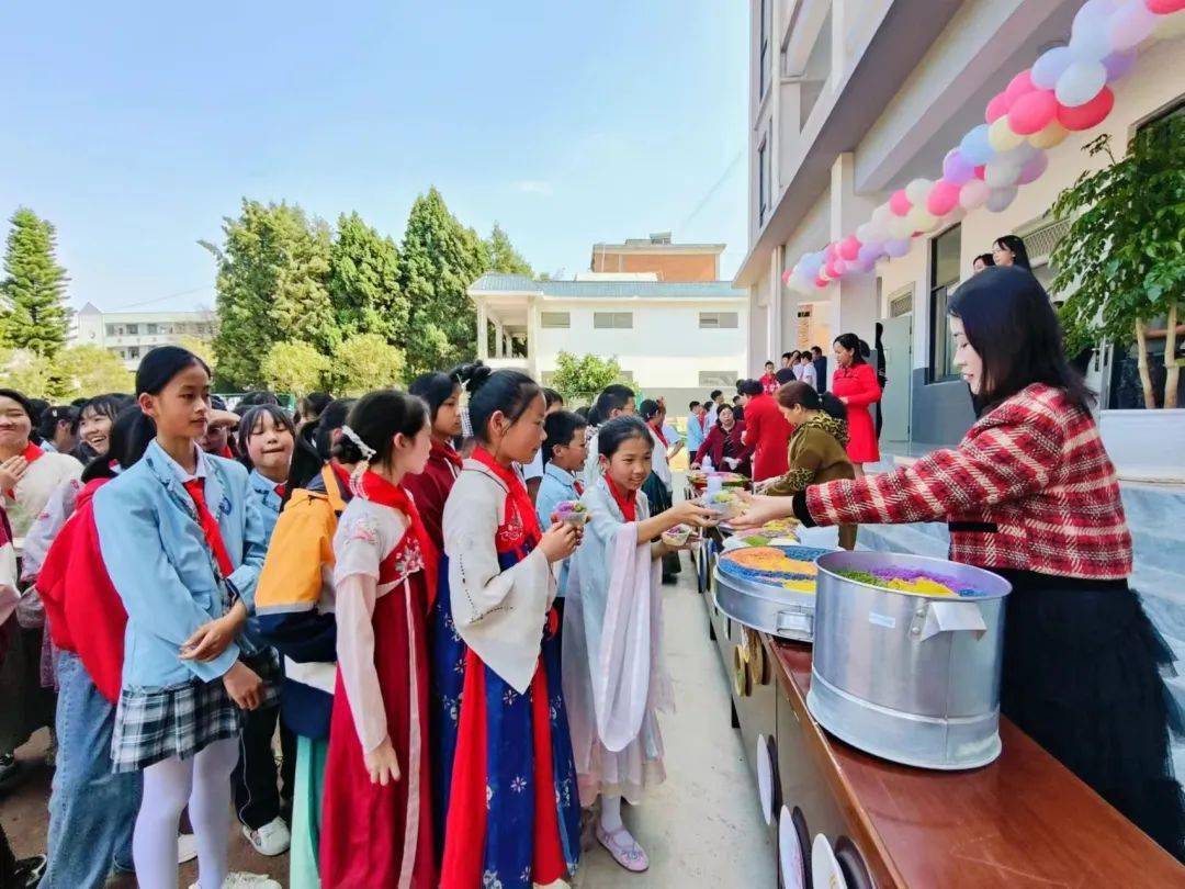 砚山县第一小学"红领巾"的开学第一课_少先队员_文化_传统