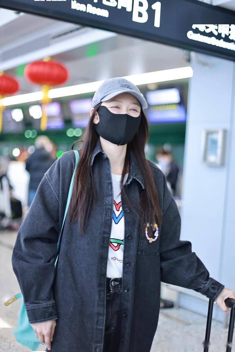 街拍:陈乔恩牛仔衬衫 印花t恤 牛仔裤 单肩包 棒球帽率性时髦_厚底