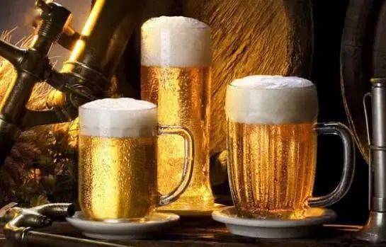 "喝白酒"和"喝啤酒",哪个对身体伤害大?