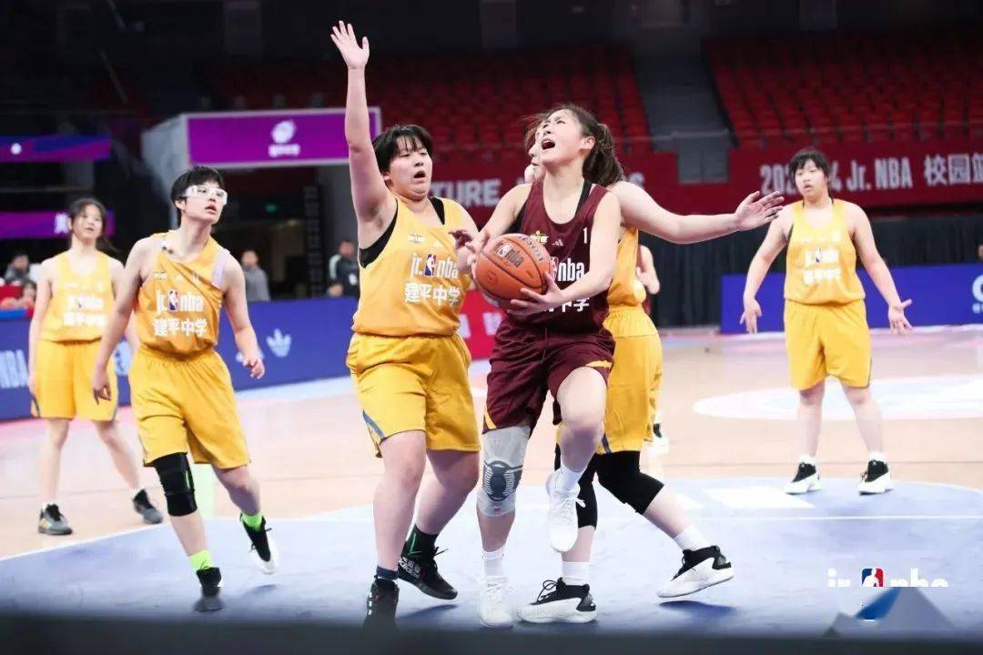 向明中学队早早建立优势,并最终以大比分击败对手,展现出沪上女篮"