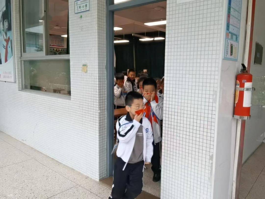 防患未燃以练筑防丽日小学开展消防安全疏散演练活动