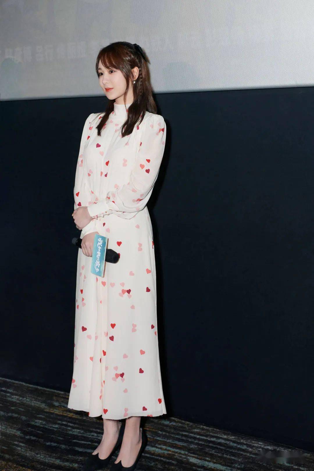 杨紫一改往日形象,白色连衣裙演绎清纯甜美,"小猴紫"气质真好